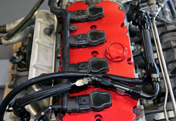 TA Technix Alu gefräster Ventildeckel in rot mit KGE Kit passend für Audi / Seat / Skoda / VW der MQB-Plattform (EA113)